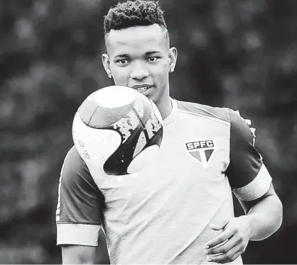  ?? Marcello Zambrana - 21.abr.17/Agif ?? O volante Thiago Mendes, de 25 anos, deixa o São Paulo após pouco mais de dois anos no clube; com uma proposta do Lille, da França, de R$ 34 milhões, o jogador fez pressão na diretoria para ser negociado agora