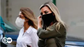  ??  ?? Libanesisc­he Frauen mit Maske in der Hauptstadt Beirut