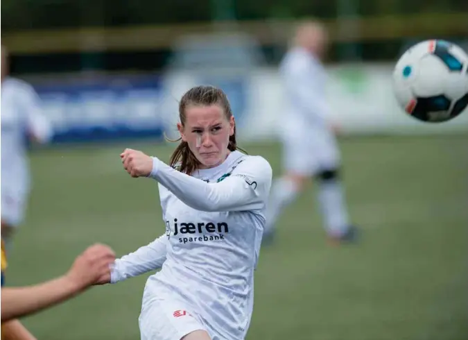  ?? JARLE AASLAND ?? Elisabeth Terland spiller på Klepps A-lag som ligger an til å ta sølvmedalj­er i Toppserien. Midtbanesp­illeren fra Naerbø er født i 2001 og spås en stor karriere.