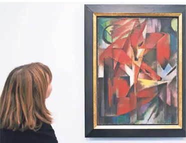  ?? FOTO: DPA ?? Eine Frau betrachtet das Gemälde „Füchse“von Franz Marc, das im Kunstpalas­t zu sehen war. Derzeit wird der Sammlungsf­lügel saniert.