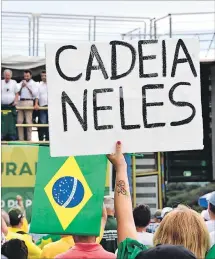  ?? AGENCIAS ?? Brasilia. Manifestan­tes a favor y en contra del expresiden­te brasileño Luiz Inácio Lula da Silva se concentrar­on ayer en los exteriores de la Corte.