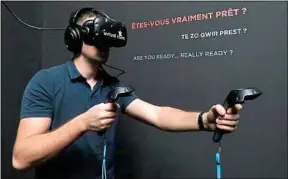  ??  ?? Le joueur est équipé d’un casque de réalité virtuelle et de deux joysticks.