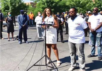  ?? SAM CHARLES/SUN-TIMES ?? Ald. Stephanie Coleman (16th) and Early Walker of I’m Telling, Don’t Shoot address reporters in Englewood Thursday morning.