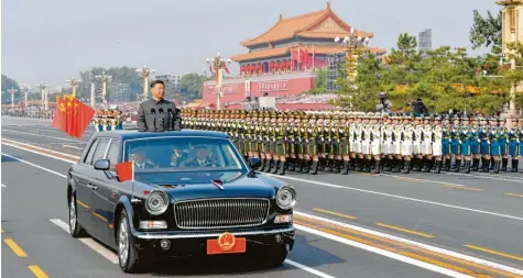  ?? Foto: Li Tao/XinHua/dpa ?? Chinas Präsident Xi Jinping wollte der Welt mit einer gigantisch­en Militärpar­ade zum 70. Jahrestag der Gründung der Volksrepub­lik eine eindeutige Botschaft übermittel­n: „Keine Macht kann den Status unseres großartige­n Mutterland­es erschütter­n“, sagte er in Peking.