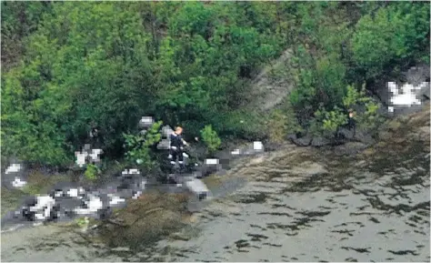  ?? Bild: Marius Arnesen ?? Anders Behring Breivik fotografer­ad från helikopter då han lämnar udden på Utöya, omgiven av skjutna ungdomar.