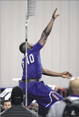  ?? PHELAN M. EBENHACK / ASSOCIATED PRESS ?? Linebacker Jarrad Davis tests at the vertical leap station during Florida’s pro day in Gainesvill­e. Davis posted a leap of 38.5 inches.