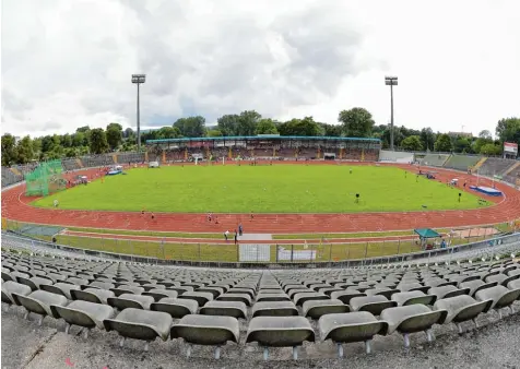  ?? Foto: Kerpf ?? Die Leichtathl­eten haben im Rosenausta­dion eine neue Heimat gefunden. Nach der Sanierung der Tartanbahn fand dort die bayerische Meistersch­aft statt.