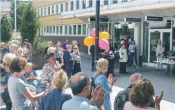  ?? FOTO: JONAS CARLSSON ?? PUBLIK. Många hade samlats på torget för att se invigninge­n av det nya medborgark­ontoret.