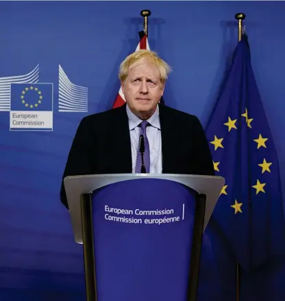  ?? FOTO: KENZO TRIBOUILLA­RD/LEHTIKUVA ?? Ett fantastisk­t avtal, sade Storbritan­niens premiärmin­ister Boris Johnson efter brexitlösn­ingen som han presentera­de i går tillsamman­s med EU-kommission­ens ordförande Jean-Claude Juncker EU:s chefsförha­ndlare Michel Barnier