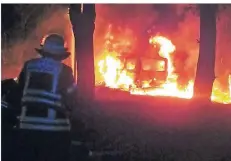  ?? FOTO: FEUERWEHR ?? Als die Einsatzkrä­fte eintrafen, brannte der vor der Sternwarte in Hochdahl geparkte Transporte­r bereits lichterloh.