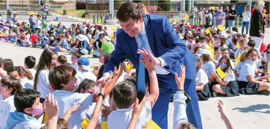  ?? DAVID ARRANZ/ICAL ?? El presidente de la Junta, Alfonso Fernández Mañueco, celebra el Día de Europa junto a cientos de escolares salmantino­s