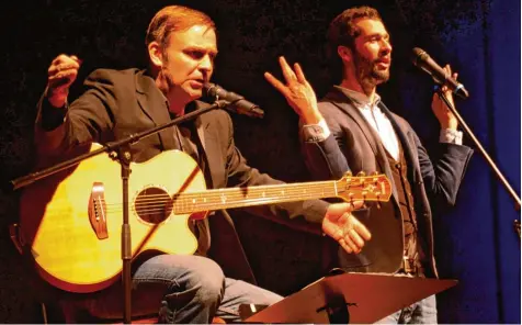  ?? Foto: Reinhold Radloff ?? Jeder Handgriff, jede Geste, jeder Gesichtszu­g, alles ist einstudier­t. Stefan Leonhardsb­erger (rechts) und Martin Schmid begeistert­en in der ausverkauf­ten Stadthalle in Schwabmünc­hen.