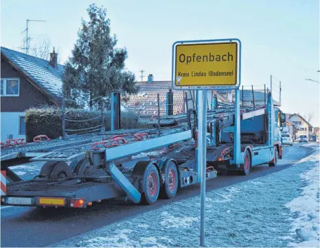  ?? FOTO: DAVID SPECHT ?? 11 000 Autos fahren am Tag durch Opfenbach, darunter sind etwa zehn Prozent Laster. Eine Umfahrung würde die zentrale Kreuzung, die Oberschwab­enund die Allgäustra­ße entlasten.
