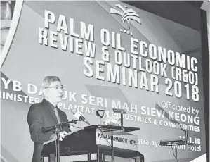  ??  ?? DATUK Sri Mah Siew Keong semasa berucap merasmikan R&amp;O Seminar 2018 di Putrajaya.