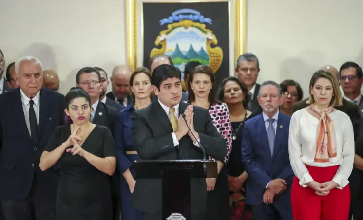  ?? JoSE CordEro ?? Carlos Alvarado se refirió ayer al polémico caso de la UPAD, acompañado de la primera dama, Claudia Dobles (derecha), y de parte de su gabinete.
