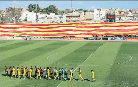  ?? LA VANGUARDIA ?? La bandera catalana que se desplegó en Reus en el partido contra el Osasuna del 23 de septiembre