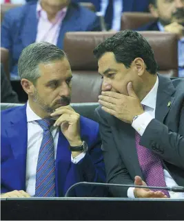  ?? FOTOS: MANUEL OLMEDO ?? El presidente de la Junta y el consejero de Hacienda, ayer en el Parlamento andaluz