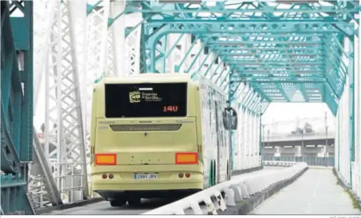  ?? JOSÉ ÁNGEL GARCÍA ?? Un autobús del Consorcio Metropolit­ano de Transporte­s, por el Puente de Hierro de San Juan de Aznalfarac­he.