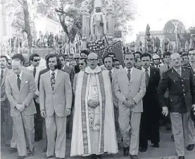  ??  ?? Ceremonia. Menem y monseñor Angelelli en un acto en La Rioja en 1973