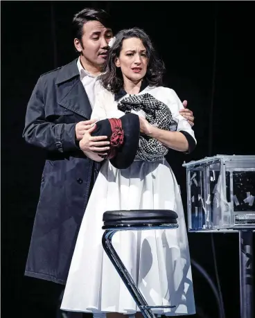  ?? FOTO: MARIE LIEBIG ?? Alex Kim als Ruggero und Elif Aytekin als Magda in „La Rondine“am Staatsthea­ter Meiningen.