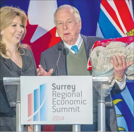  ?? RIC ERNST/PNG ?? T. Boone Pickens accepts a gift from Mayor Dianne Watts at the Surrey Regional Economic Summit.