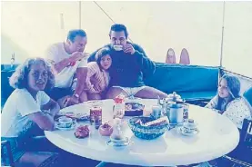  ?? GENTILEZA FAMILIA METZGER ?? Amigos. Mónica, César y Dominique con su papá y su hermana.