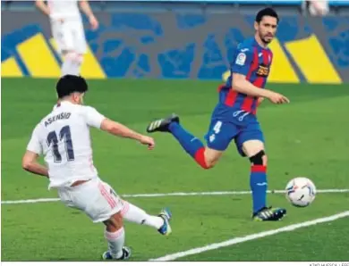  ?? KIKO HUESCA / EFE ?? Marco Asensio define con un gran golpeo con su pie izquierdo para marcar el primer gol madridista.