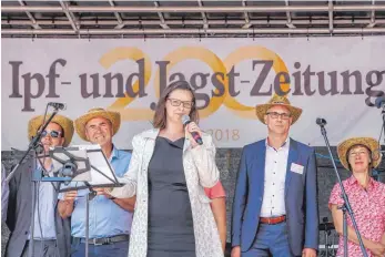  ??  ?? Zeitungmac­hen hat nichts mit Zauberei zu tun, vielmehr mit einem umfassende­n und gut gemachten Nachrichte­nangebot, wie Geschäftsf­ührerin Joy Neugebauer (linkes Bild, Mitte) den Besuchern auf dem Marktplatz erklärte. Die Zauberei überließ die „Ipf“beim Geburtstag­fest lieber dem Magier Manuel Wolf (rechts), der das Publikum verblüffte.