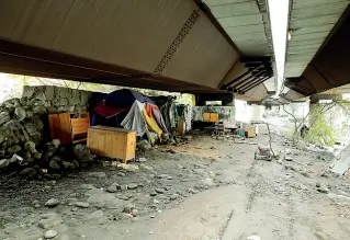  ??  ?? Rifugio Baracche e tende sotto il viadotto della Mebo: è il riparo di fortuna dove Mohammed cercava di tornare la sera in cui è morto