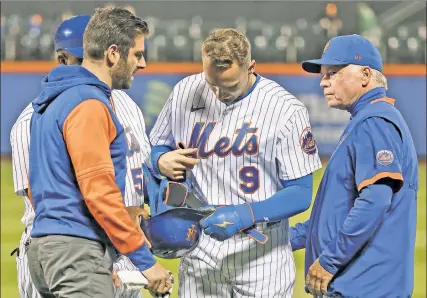  ?? N.Y. Post: Charles Wenzelberg ?? FOULED OUT: Brandon Nimmo is tended to as he leaves the field after fouling a ball off his right leg in the seventh inning of the Mets’ 4-3 loss to the Cardinals in the nightcap of a doublehead­er Tuesday.