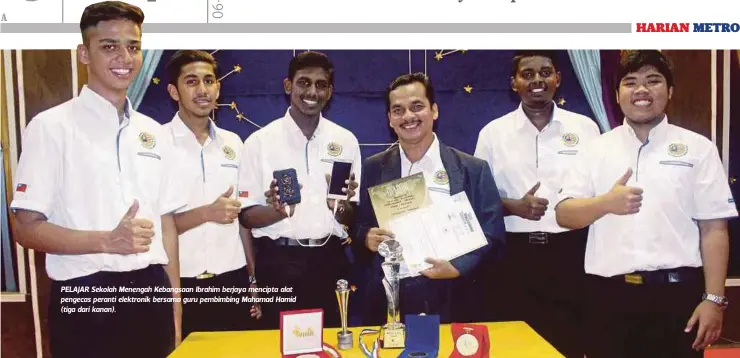  ??  ?? PELAJAR Sekolah Menengah Kebangsaan Ibrahim berjaya mencipta alat pengecas peranti elektronik bersama guru pembimbing Mahamad Hamid (tiga dari kanan).