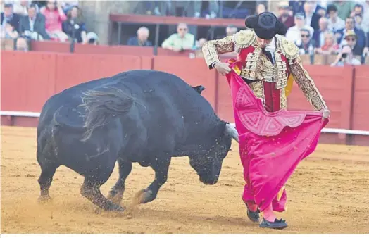  ?? ?? Ajustada chicuelina de Pablo Aguado al primer toro de su lote, de nombre ‘Barroco’ y que llegó sin contenido a la muleta.