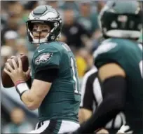  ?? MATT ROURKE — THE ASSOCIATED PRESS ?? Philadelph­ia Eagles’ Carson Wentz, left, looks to pass to Zach Ertz during the first half of an NFL football game against the Arizona Cardinals, Sunday in Philadelph­ia.