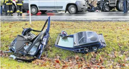  ??  ?? 2 stycznia rozpędzony samochód wjechał pod śmieciarkę na Wólce Węglowej – zginęła młoda pasażerka, a karetka zabrała kierowcę w stanie krytycznym