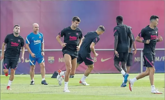  ??  ?? Jordi Alba, Piqué y Busquets se ejercitan en el entrenamie­nto de ayer del Barcelona.