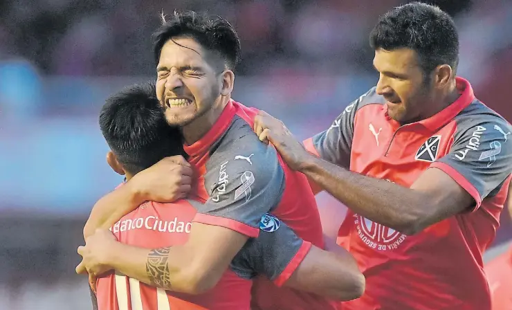  ?? FOTOBAIRES ?? Piña roja. Gaibor lo abraza, Gigliotti se suma y Benítez está en el aire después de haber convertido el segundo gol de Independie­nte. Todavía quedaba media hora de juego.