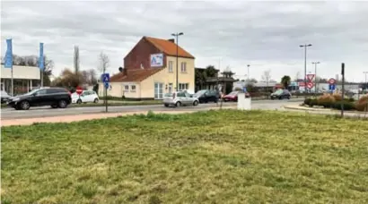  ?? FOTO CN ?? Op deze plek (rechts) gaat Delhaize een supermarkt optrekken. Ertegenove­r doet Colruyt hetzelfde, en honderd meter verderop ligt al een winkel van Albert Heijn.