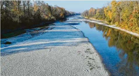  ?? Foto: Marcus Merk ?? Das Wasserwirt­schaftsamt stuft den Wasserstan­d des Lechs derzeit in die Kategorie „sehr niedrig“ein.