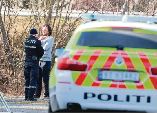 ?? FOTO: ØYVIND JOHNSEN ?? BASKETAK: Tomas Angell-Jacobsen (37) i samtale med politiet etter basketaket med de to tyvene.