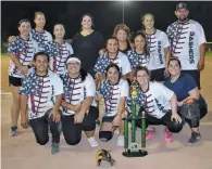  ?? Foto César Neyoy-BES ?? LAS JUGADORAS del equipo Bashers, campeón del softbol femenil, con su entrenador. Las Bashers se impusieron en cerrado juegoa las Diamondbac­ks, por 8-1, en la final de la Liga Municipal de San Luis.