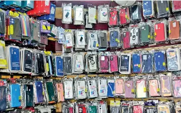  ?? ?? Some proprietor­s of mobile phone and electronic­s accessorie­s stores in Pettah, expressed positive views on the VAT.
Pix by Priyanka Samaraweer­a