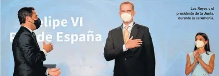  ?? CASA REAL / FRANCISCO GÓMEZ / EFE ?? Los Reyes y el presidente de la Junta, durante la ceremonia.