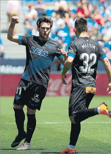  ?? FOTO: EFE ?? Una pareja al alza Ibai Gómez celebra con Martín Aguirregab­iria el golazo del pasado domingo frente al Málaga en La Rosaleda