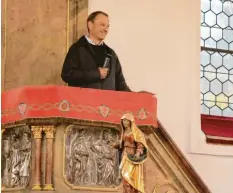  ??  ?? Karl Cebulj sprach in einem fiktiven Dialog zwischen Adolph Kolping und Pfarrer Kneipp von der Kanzel in St. Justina.