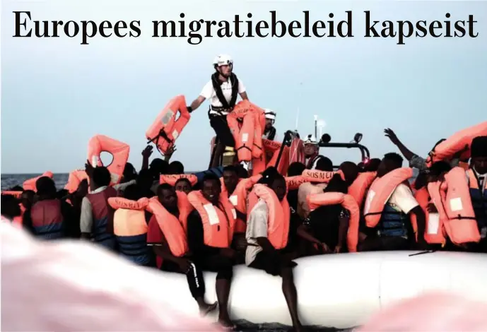  ??  ?? Migranten worden gered door crewleden van de MV Aquarius. Het reddingssc­hip dobbert momenteel op de Middelland­se Zee, met 123 minderjari­gen aan boord.