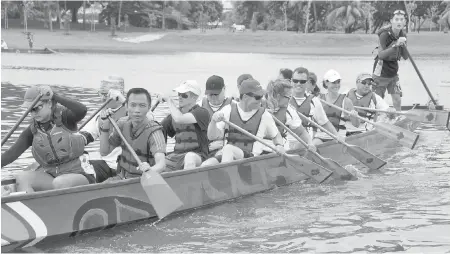  ??  ?? Sailors from HMCS Vancouver joined Canadian High Commission staff and the Canadian Dragons, a local dragon boat team, for some friendly competitio­n on the water in Singapore on Oct. 14.