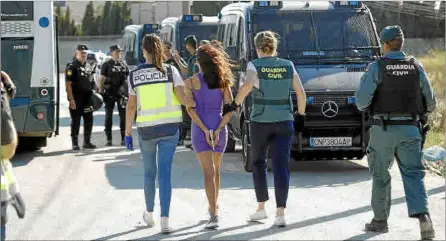  ?? Fotos: ALEJANDRO SEPÚLVEDA ?? Reciente operación conjunta entre la Policía Nacional y la Guardia Civil en Son Banya.