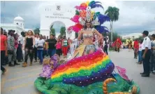  ??  ?? Tejeda elogió la creativida­d del Carnaval de San Juan.