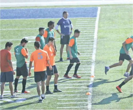  ??  ?? Muchos jugadores sin equipo se preparan para participar en el torneo de la Federación Internacio­nal de Futbolista­s Profesiona­les y mantenerse activos.