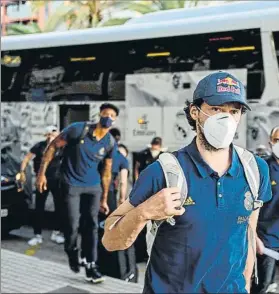  ?? FOTO: EFE ?? Sergi Llull, base del Real Madrid, llegando a Valencia con el resto del equipo